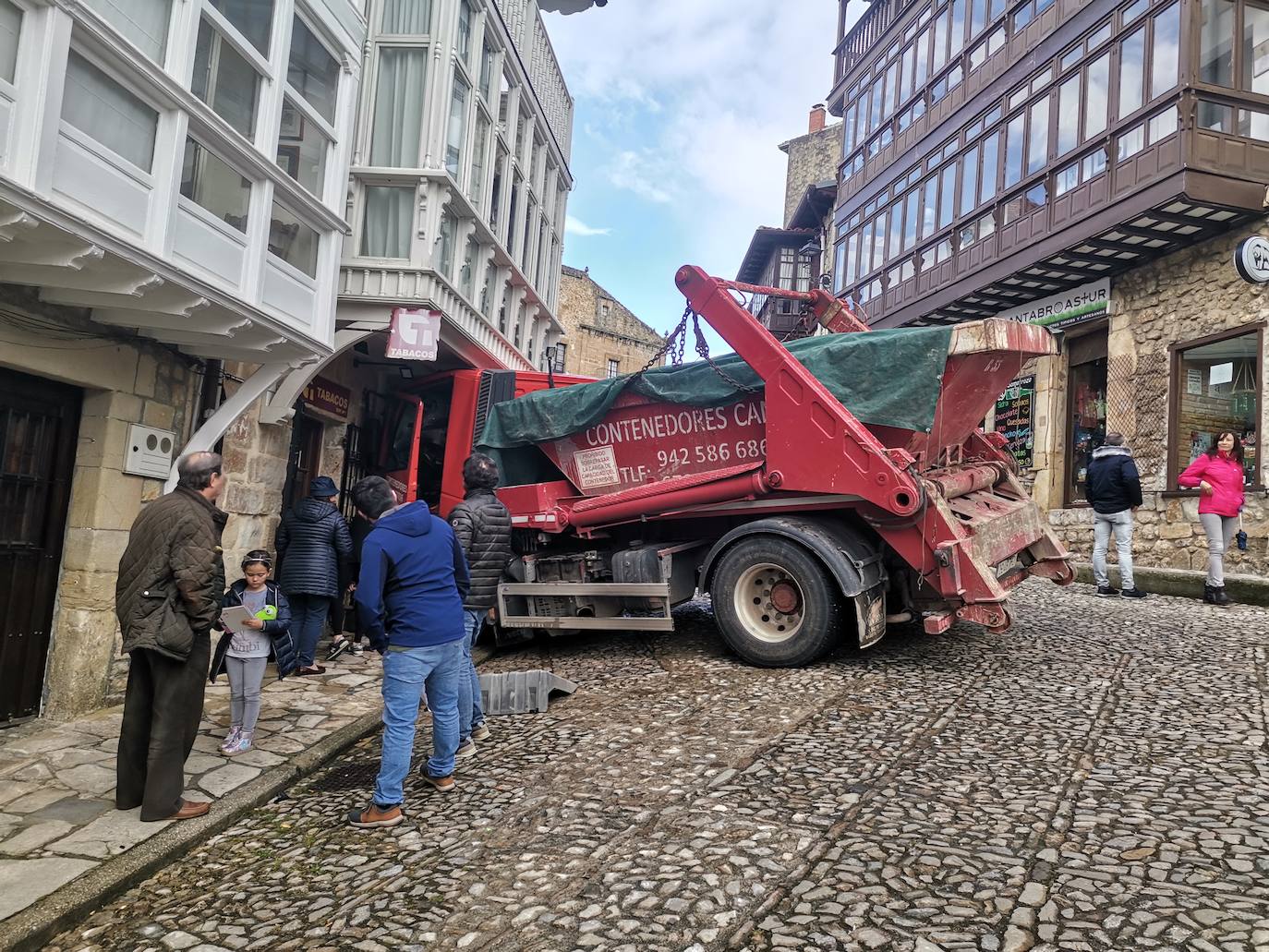 Fotos: Un camión se empotra contra el estanco de Comillas