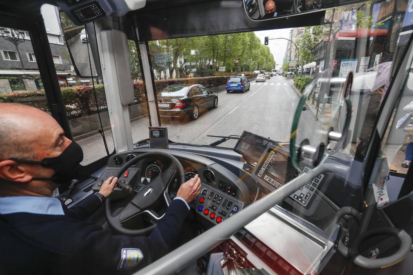 Los buses que no contaminan recorren la línea central de la ciudad.