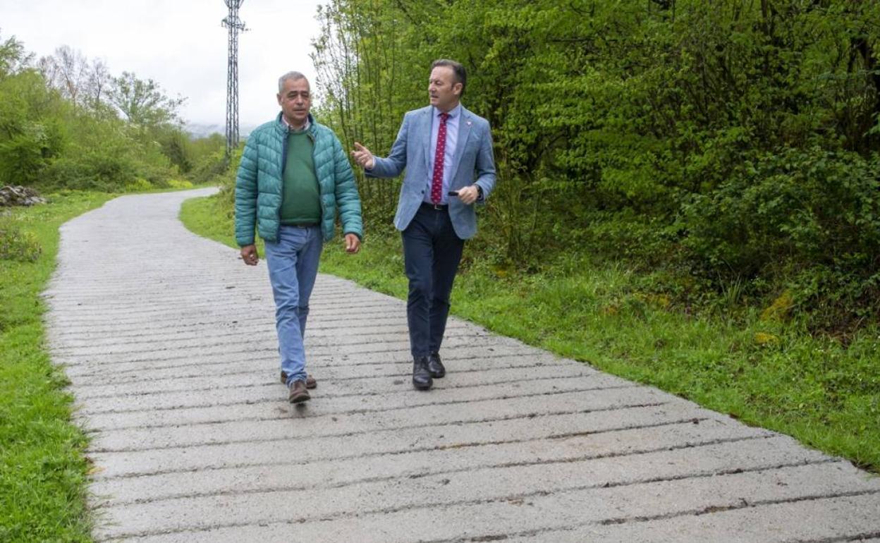 Guillermo Blanco y Pablo Gómez en el camino de la Retuerta.