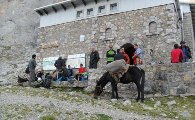 Puertas del refugio de Urriellu, en una jornada animada de verano 