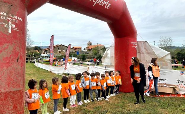 Imagen principal - Celebrado el cross escolar del Arenal de Penagos a favor de Ucrania