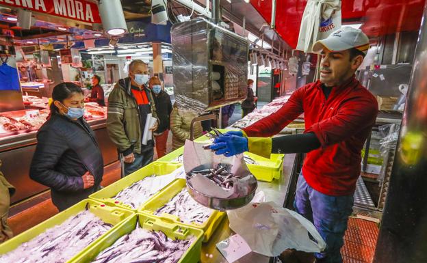 La gran mayoría de los trabajadores del Mercado de la Esperanza en Santander arrrancaron la jornada con mascarilla 