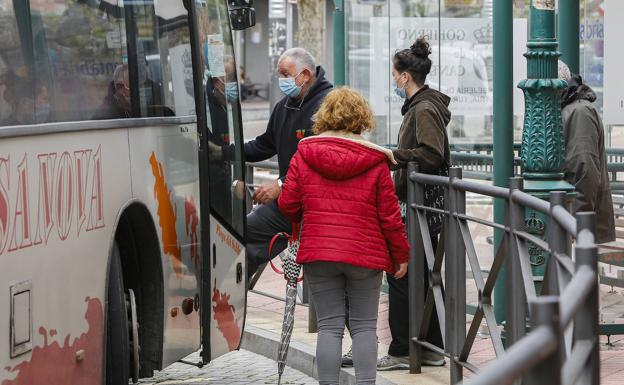 Un grupo de pasajeros coge el autobús entre Torrelavega y Suances 