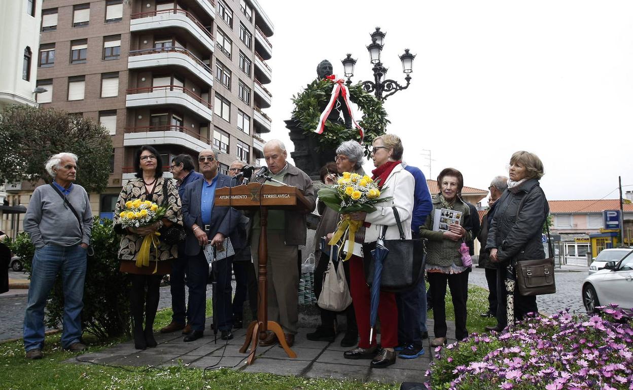 Lectura de textos ante la estatua de Cervantes en 2018 