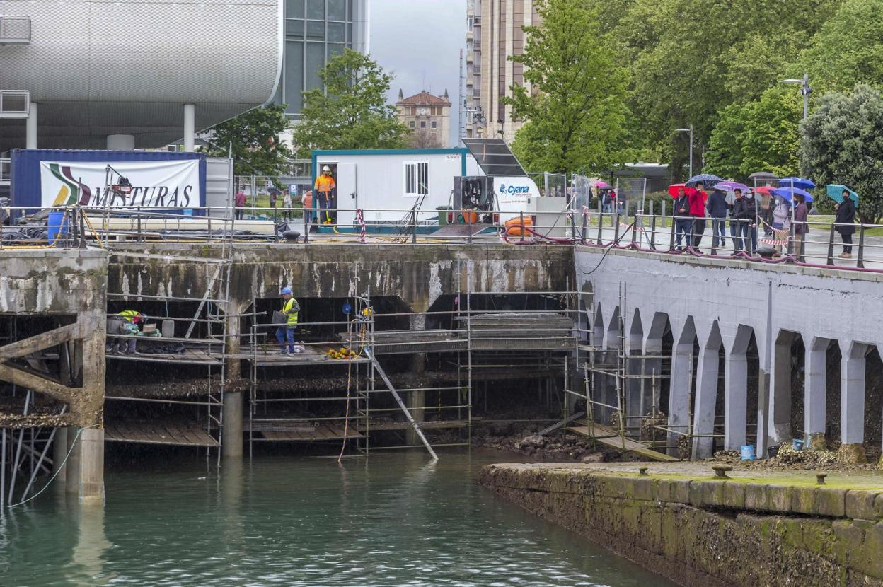 Trabajos que se llevan a cabo en los pilares del Muelle de Maura. A la derecha, se observa el estado de la obra tras su ejecución. 