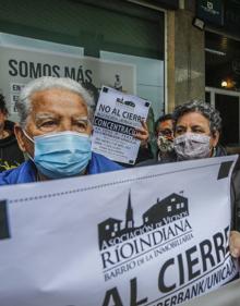 Imagen secundaria 2 - La Inmobiliaria protesta contra el cierre de la oficina de Unicaja