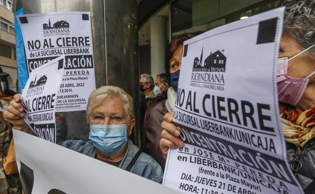 La Inmobiliaria protesta contra el cierre de la oficina de Unicaja