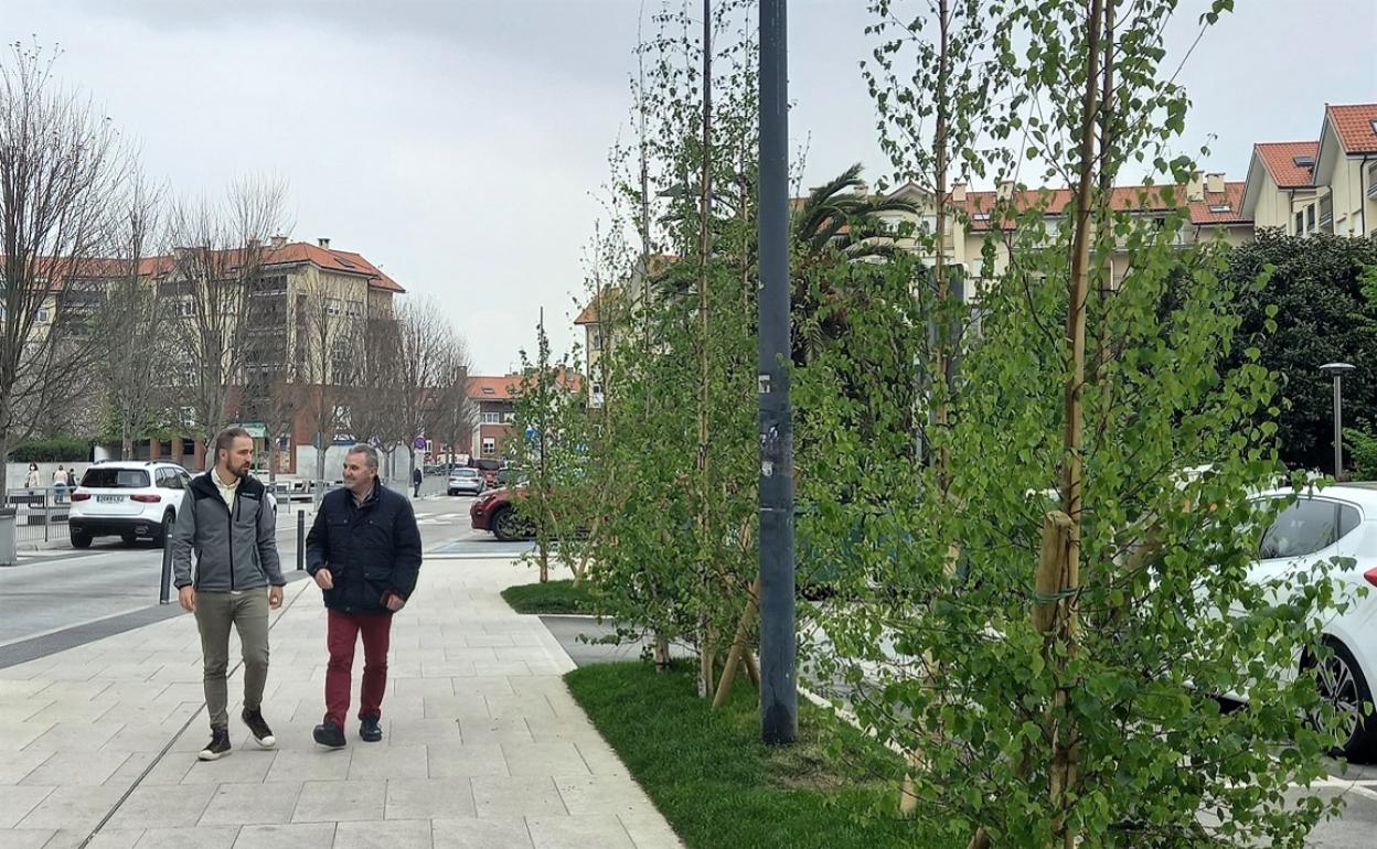 El alcalde, Alberto García Onandía, y el concejal de Obras y Medio Ambiente, Luis del Piñal, visitando las obras de la nueva travesía San Fernando, en Bezana.