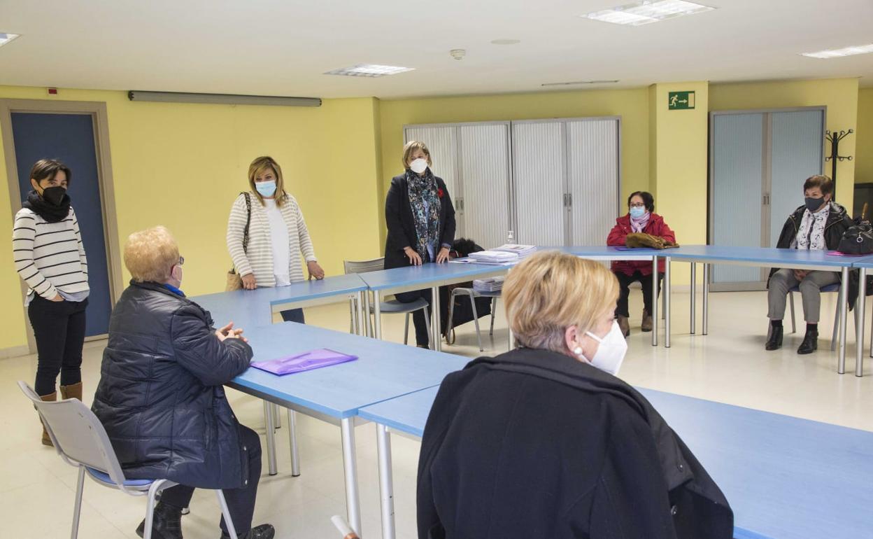 Imagen de archivo de los talleres 'Mente Activa' en la edición de 2021, en La Vidriera (Camargo). 