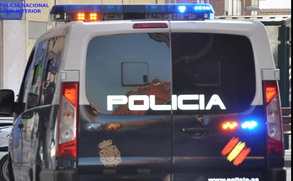 Detenidos al ser sorprendidos robando neumáticos en un desguace de Torrelavega