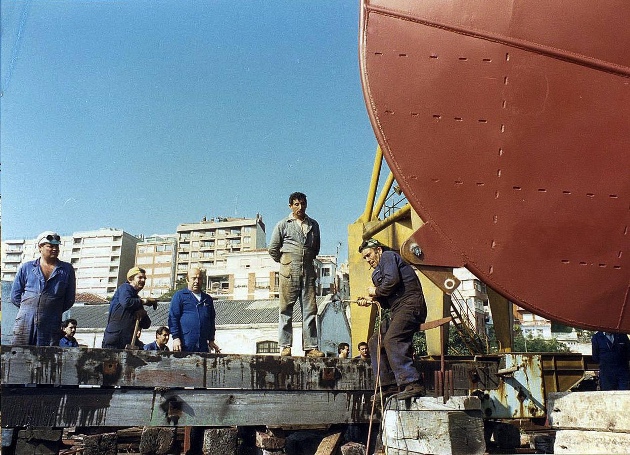 Un grupo de trabajadores corta la retenida de la botadura del 'Al-Houssine 2' en 1986.