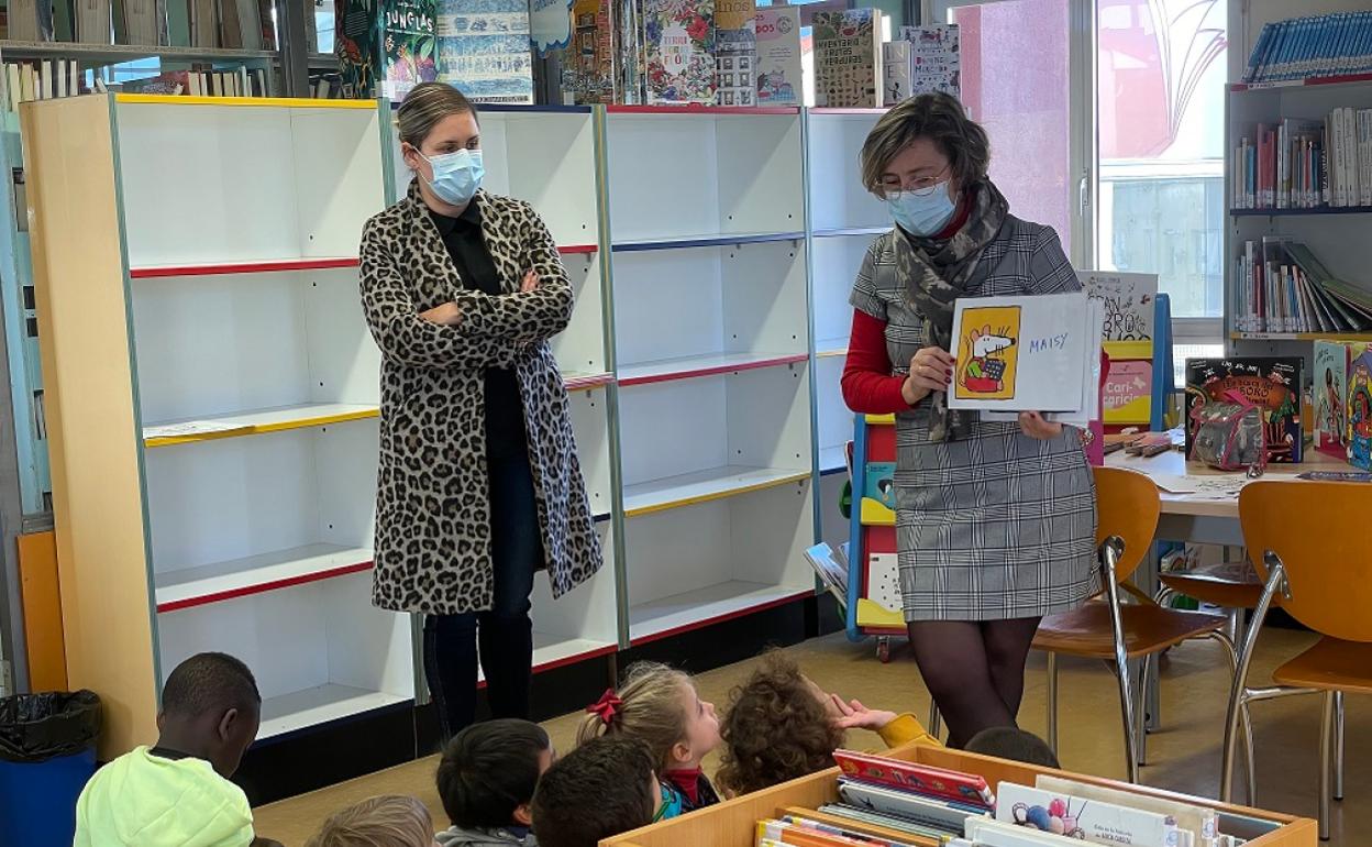 La concejala de Cultura, Cristina Laza, en una de las actividades organizadas en la biblioteca municipal.