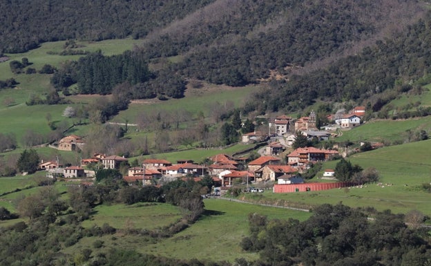 Localidad de Lerones con la plaza portátil instalada en una finca a la entrada del pueblo. 