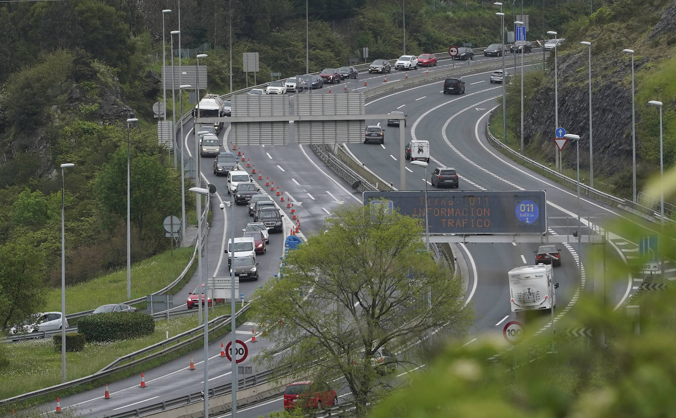 Sábado 23 de abril: Tráfico está desviando por la N-634 a todos los vehículos que intentan acceder a Cantabria.