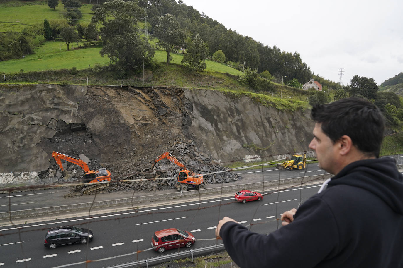 Sábado 23 de abril: Imagen del argayo, donde el revestimiento de hormigón ha cedido por la lluvia.