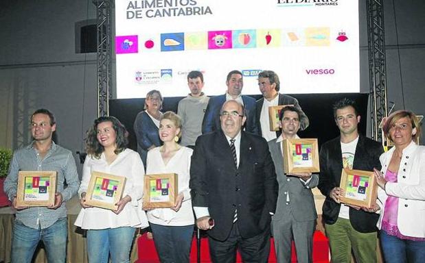 Año 2017. César Ruiz, María Jesús Fernández, Lucía Ortiz y Aarón Vallines, Amparo Salmón, David Martínez y Rubén Leivas y Carlos y Lucía Zamora.