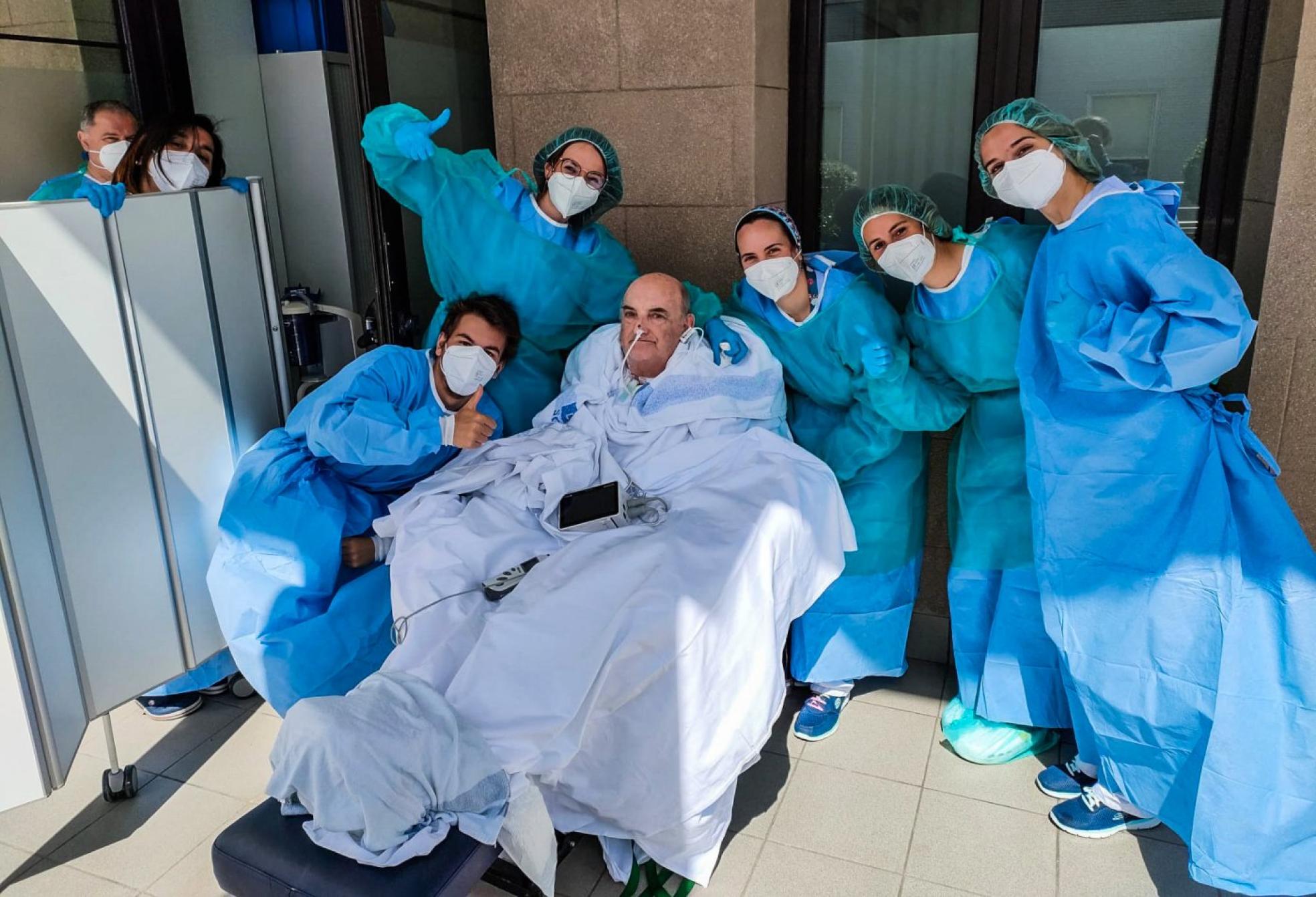 Paulino Gómez junto al equipo de la UCI de Valdecilla, en la terraza del pabellón 17 del hospital, tras pasar 95 días ingresado en cuidados intensivos. dM