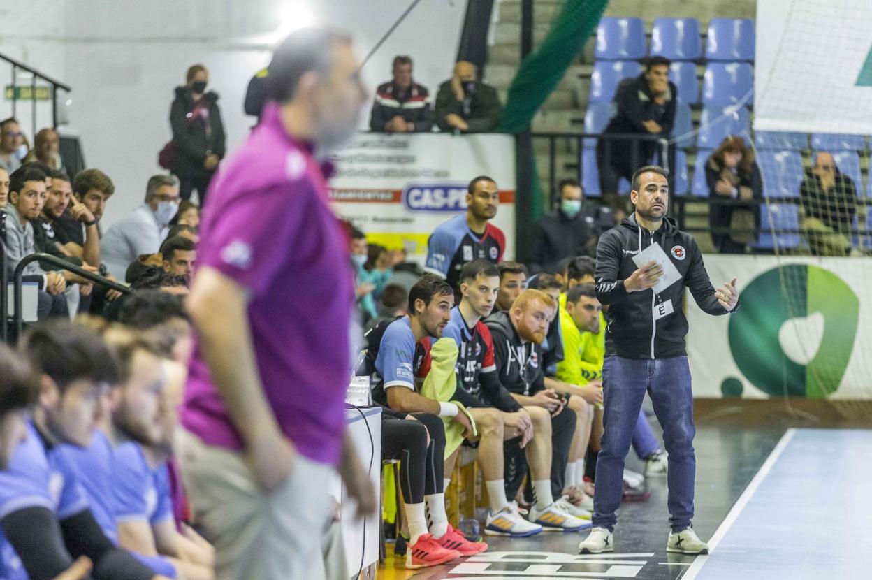 Víctor Montesinos, técnico del Unicaja Banco Sinfín, da indicaciones desde la zona del banquillo. roberto ruiz