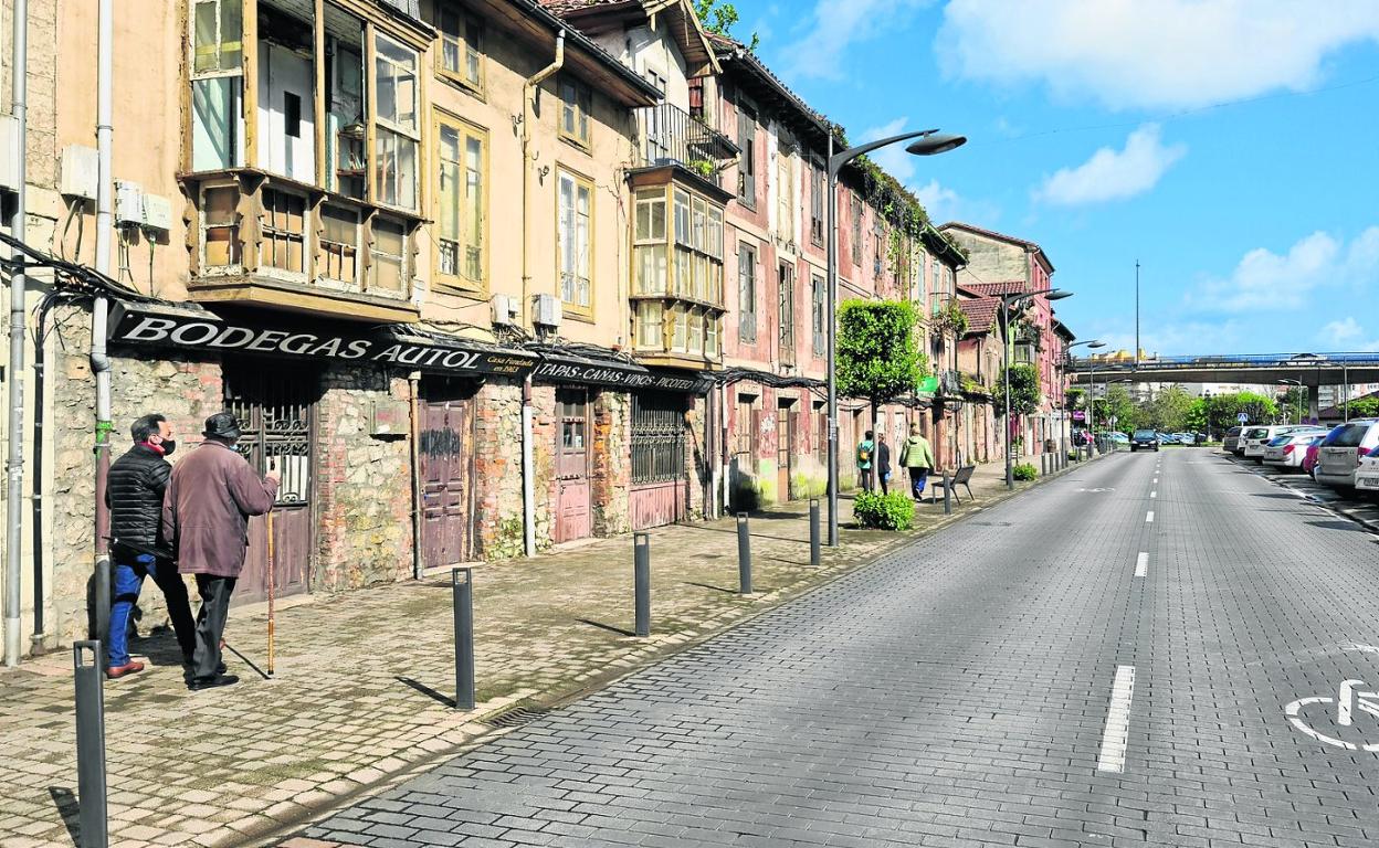 Vecinos caminan junto a los edificios abandonados de la Avenida de Cantabria, esta semana, en Maliaño (Camargo). 