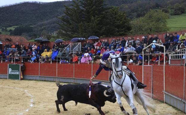 Guillermo Hermoso de Mendoza coloca una banderilla.