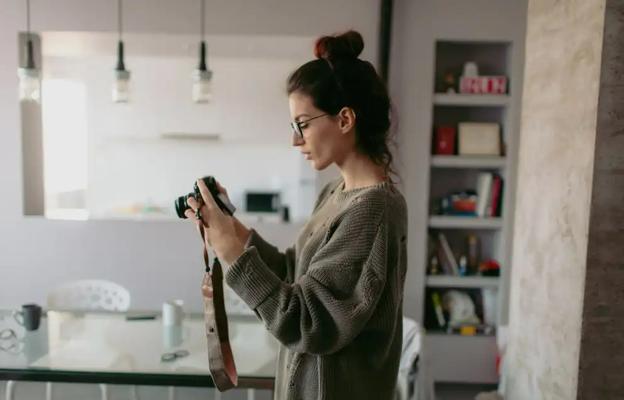 Propietaria sacando fotos de su hogar para sacarlo a la venta.