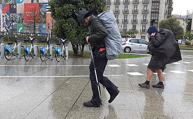 Imagen principal - Sábado frío, pasado por agua y con fuerte oleaje en Cantabria