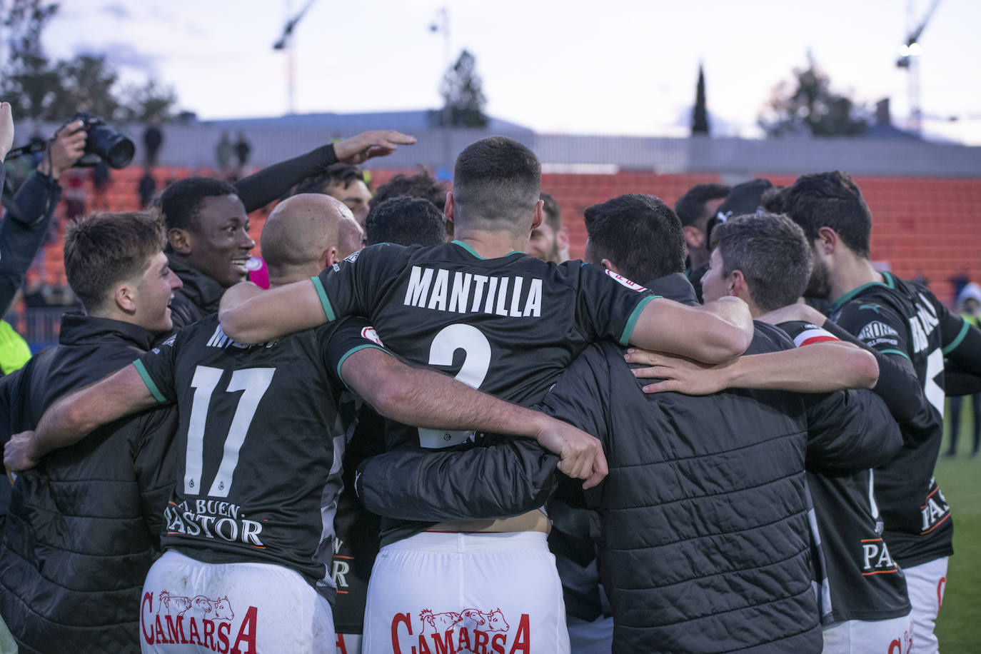 Fotos: El Racing gana en Majadahonda y acaricia el ascenso