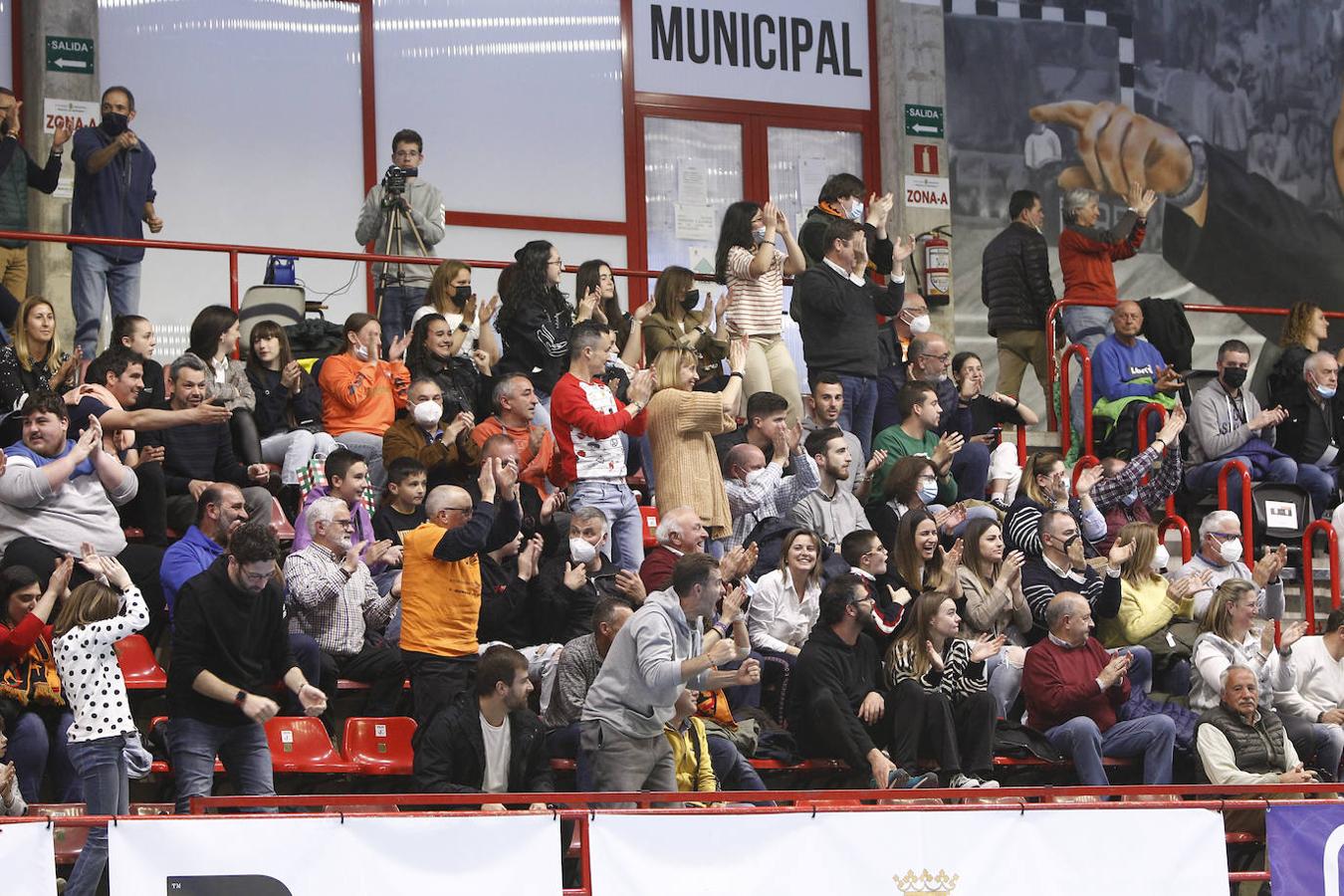 Los jugadores festejaron el resultado del partido por todo lo alto.