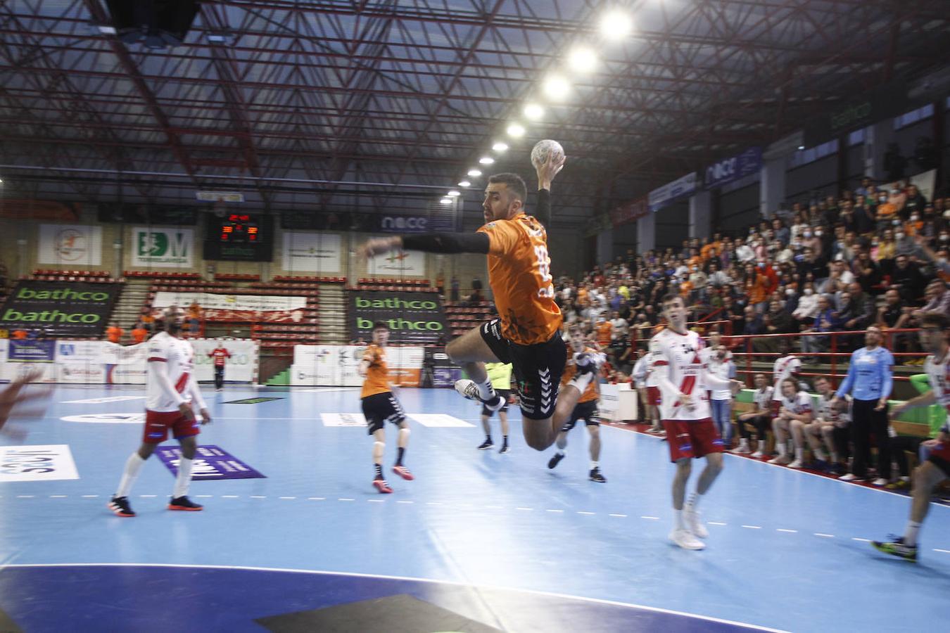 Los jugadores festejaron el resultado del partido por todo lo alto.