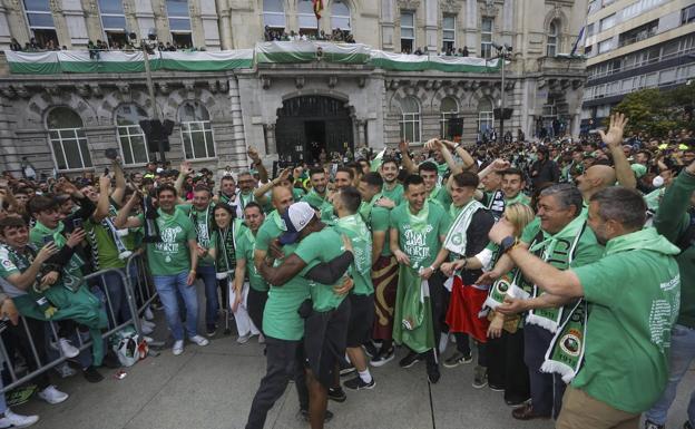 Los verdiblancos celebran el ascenso junto a los aficionados en la Plaza del Ayuntamiento. 