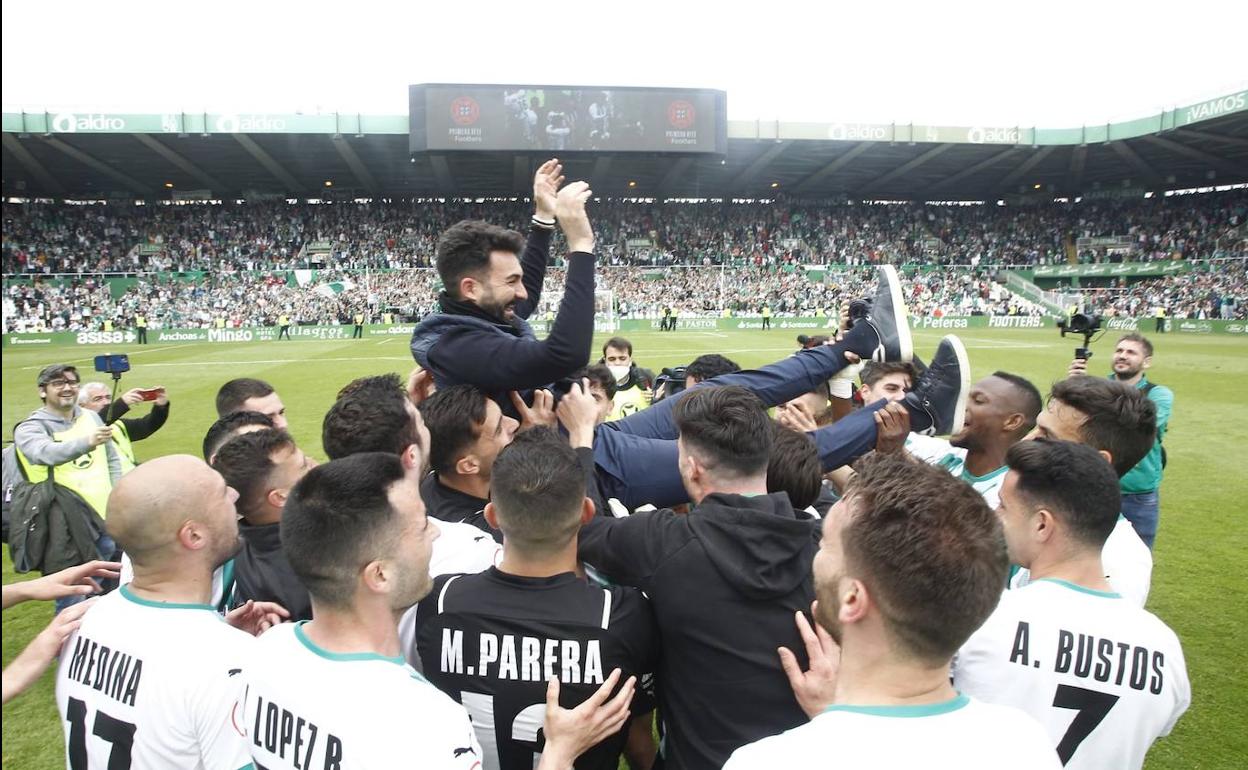 Los jugadores mantean a Guillermo Fernández Romo al final del partido.