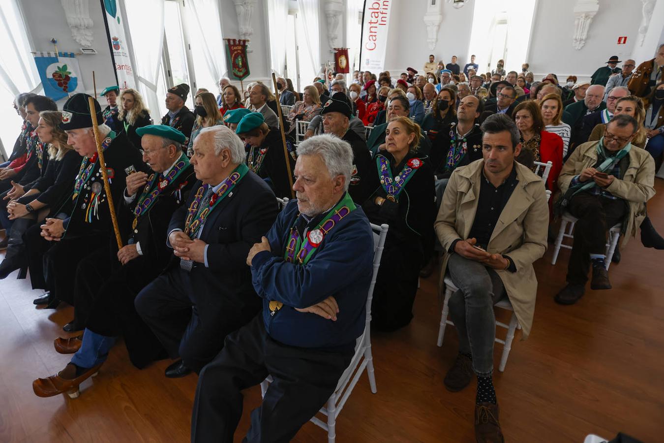 Los nuevos cofrades fueron arropados por la organización.