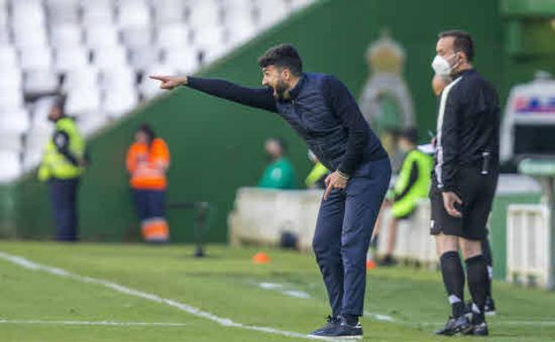 Romo dirige a los suyos en un partido frente a la Unión Deportiva Logroñés disputado en los Campos de Sport de El Sardinero.