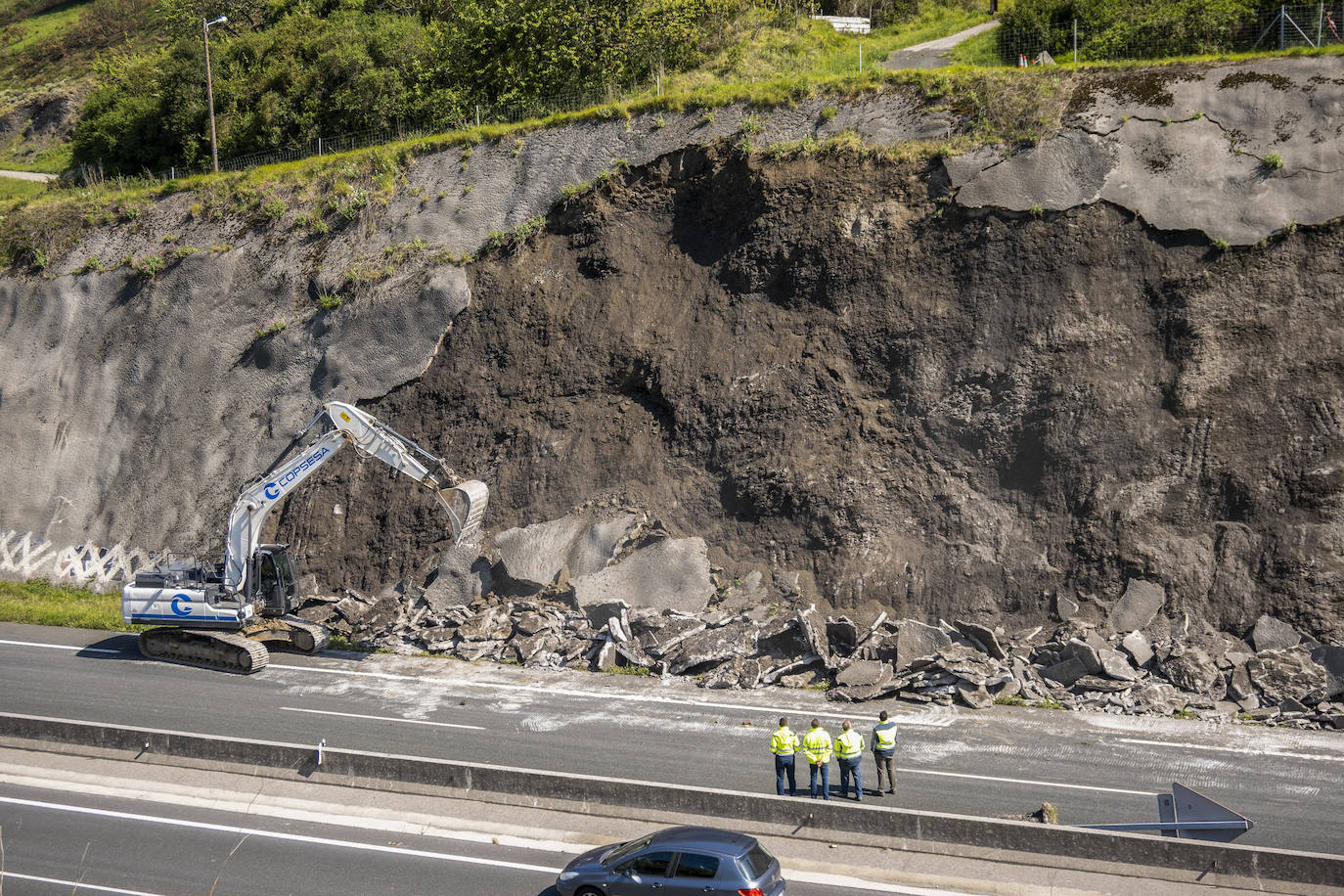 Lunes 25 de abril, los trabajos continúan para estabilizar la ladera junto a la A-8 a la altura de Ontón.