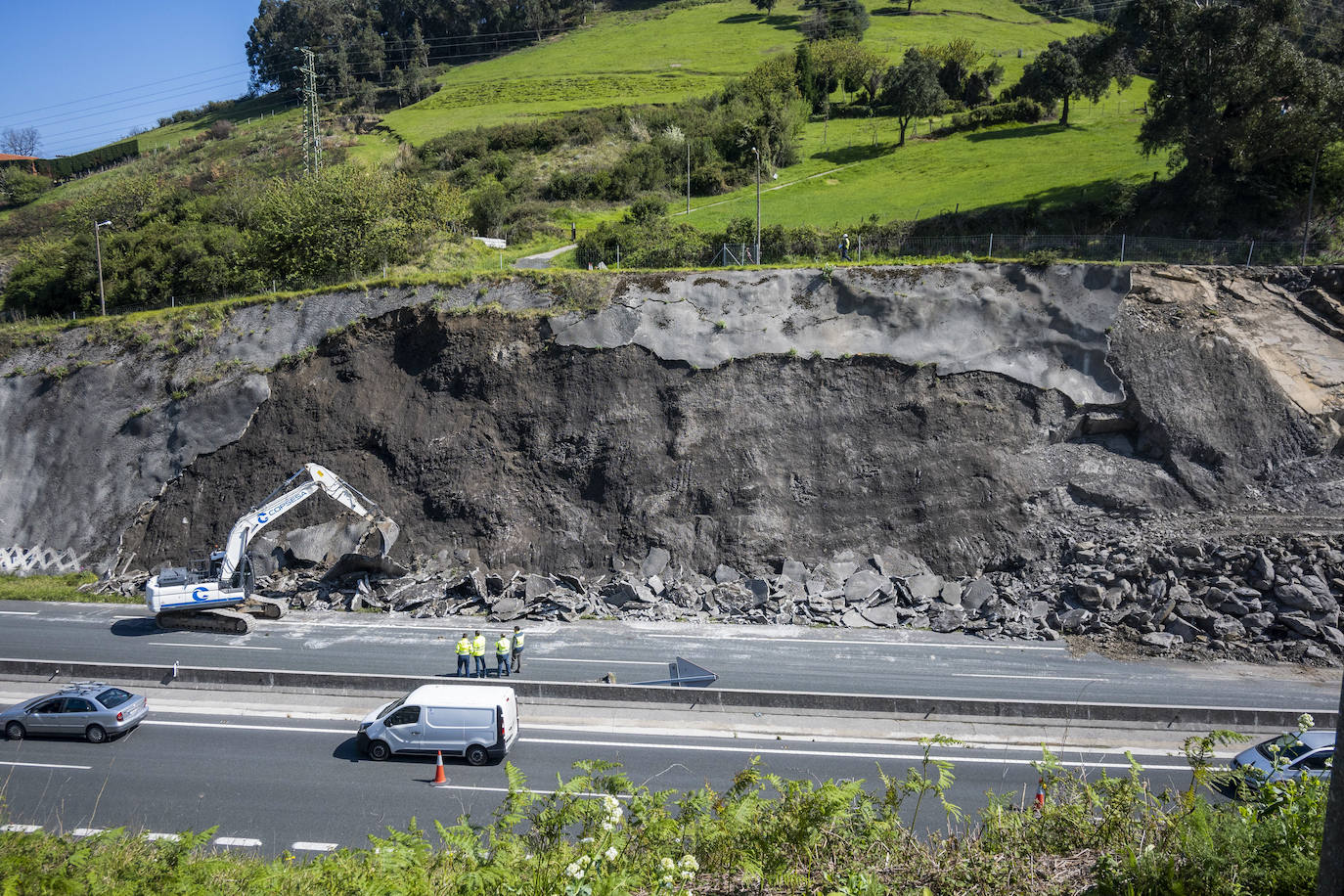 Lunes 25 de abril, los trabajos continúan para estabilizar la ladera junto a la A-8 a la altura de Ontón.