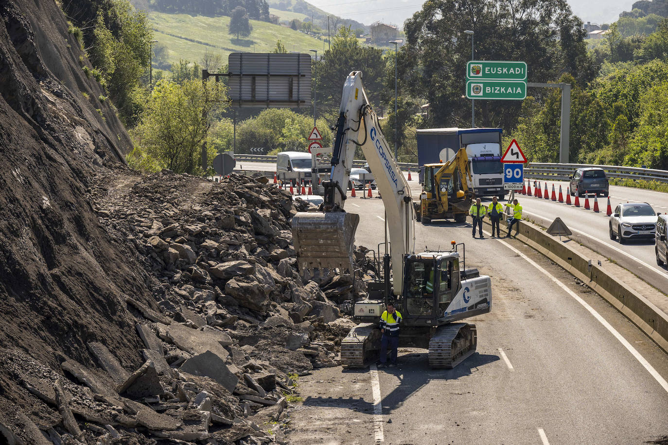 Lunes 25 de abril, los trabajos continúan para estabilizar la ladera junto a la A-8 a la altura de Ontón.