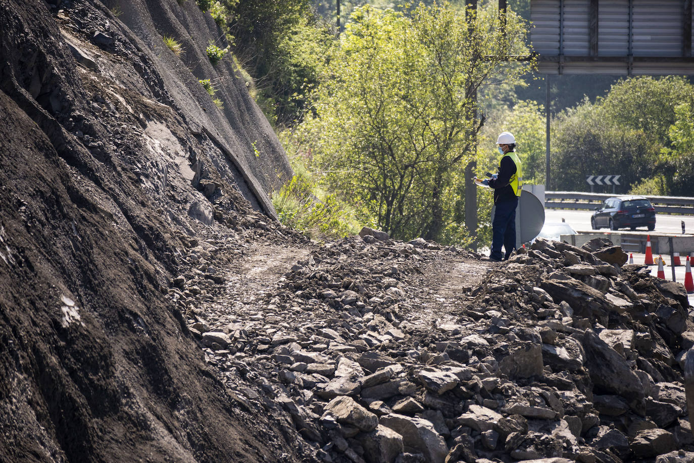 Lunes 25 de abril, los trabajos continúan para estabilizar la ladera junto a la A-8 a la altura de Ontón.