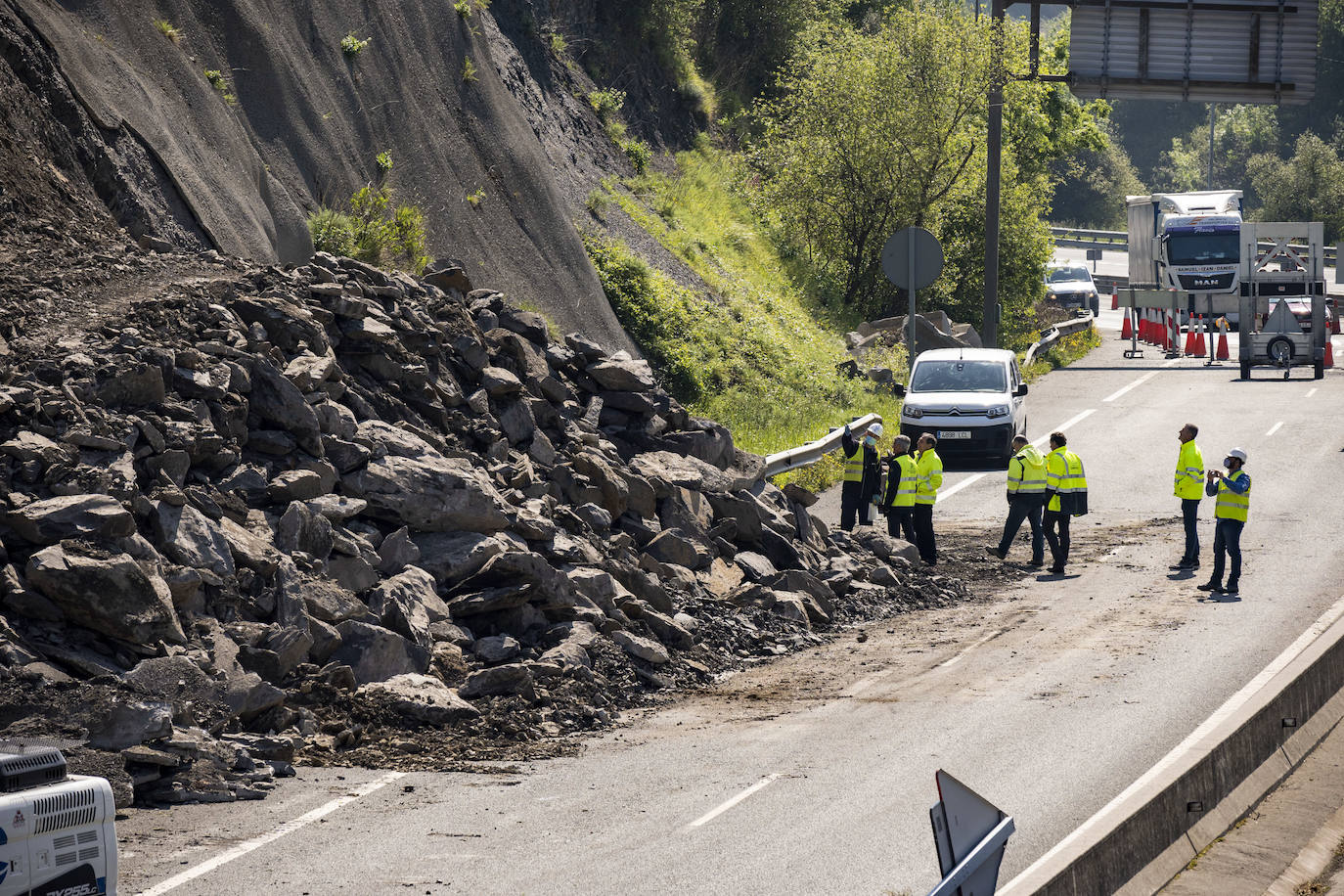 Lunes 25 de abril, los trabajos continúan para estabilizar la ladera junto a la A-8 a la altura de Ontón.