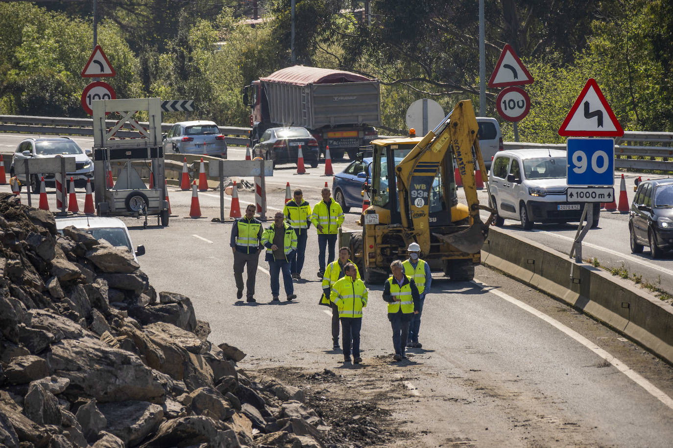 Lunes 25 de abril. Los ingenieros estudian las posibles soluciones para asegurar el argayo. 