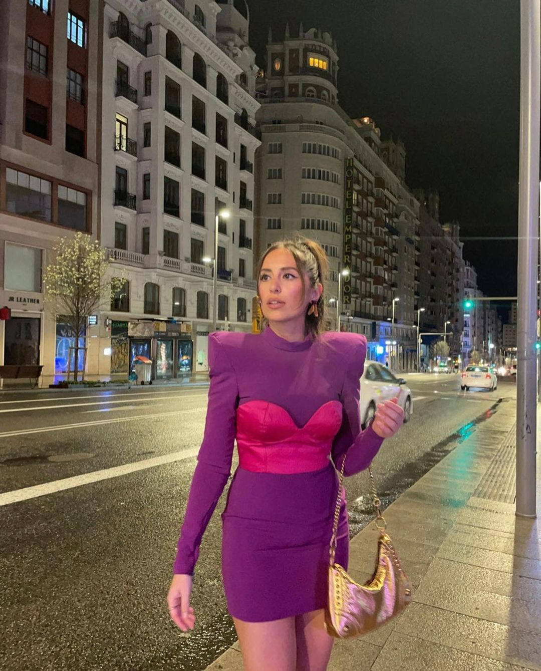 Laura Esteban (@neveroldfashioned), periodista de moda y belleza, así como experta en redes sociales, lució un vestido bicolor con protagonismo en el corsé fucsia y las mangas ochenteras.