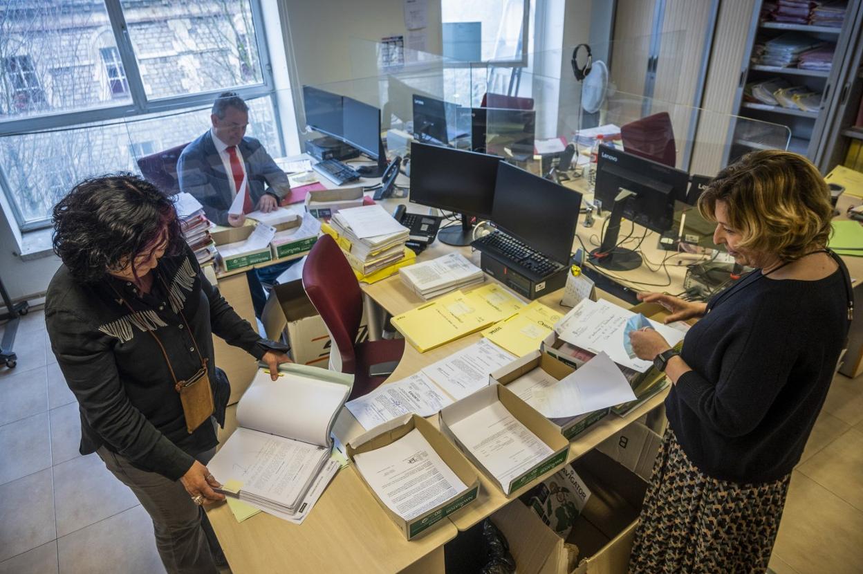 Jaime Anta junto a dos compañeras del Juzgado encargado de las claúsulas hipotecarias. 