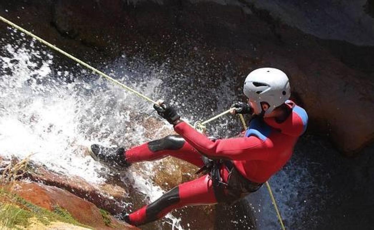 Descenso de un barranco en Cantabria.