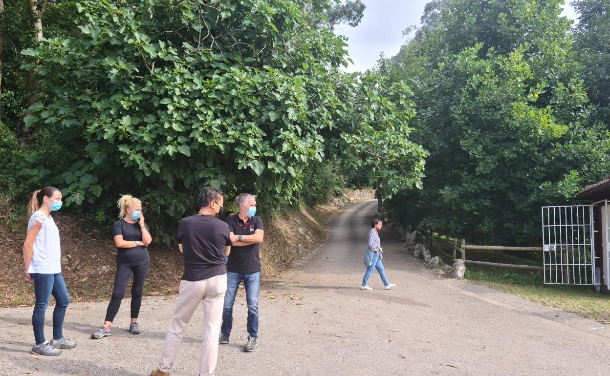 Representantes municipales, técnicos y visitantes visitan las inmediaciones de la cueva de El Pendo, el pasado septiembre, en Escobedo de Camargo.