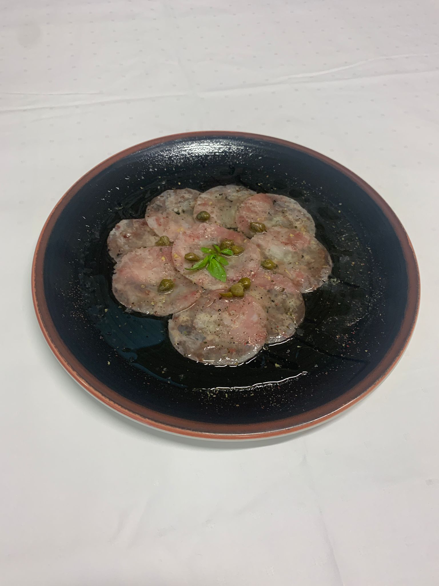 Carpaccio de verdel con aderezos. La Tradicional