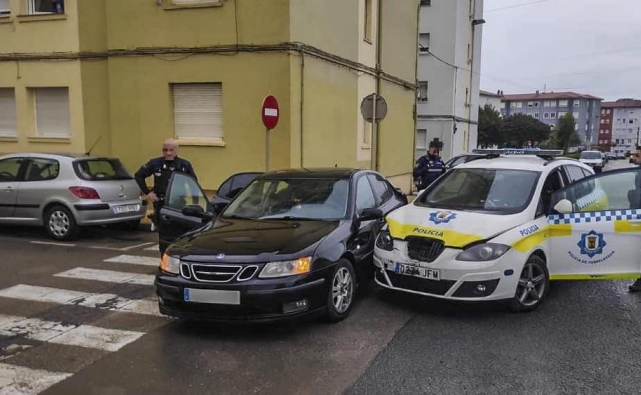 El vehículo de la Policía Local tras interceptar el coche en el que huyó el hombre, que fue detenido en el Barrio Covadonga.