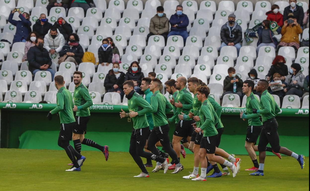 La primera plantilla del Racing, durante el entrenamiento abierto al público del Día de Reyes.