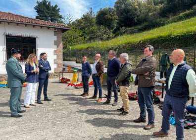 Imagen secundaria 1 - Imágenes de la visita para conocer la labor que realiza el Greim y los materiales que emplea en los rescates. 