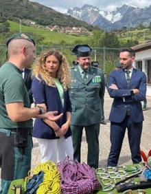 Imagen secundaria 2 - Imágenes de la visita para conocer la labor que realiza el Greim y los materiales que emplea en los rescates. 