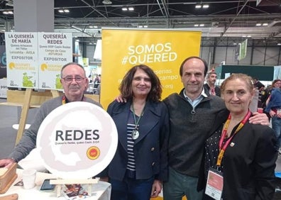 Imagen secundaria 1 - Imágenes de la inauguración del salón, con representantes de las empresas y el consejero del área. 