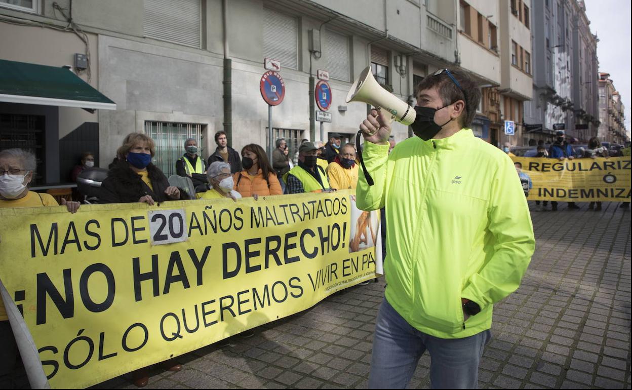 La Asociación de Maltratados por la Administración (AMA) se manifestó en marzo ante la sede del Ejecutivo cántabro.